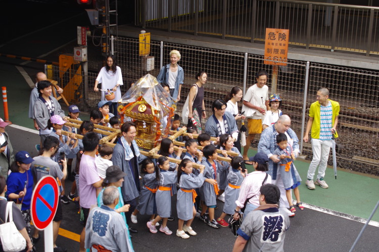 お祭りはいつも子供神輿から始まります