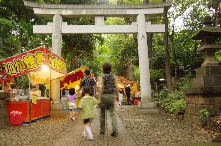 しっとり雨の境内は祭りのはじまり