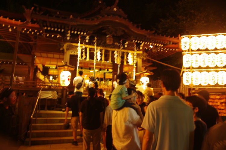 夜にお参りの列が伸びていました